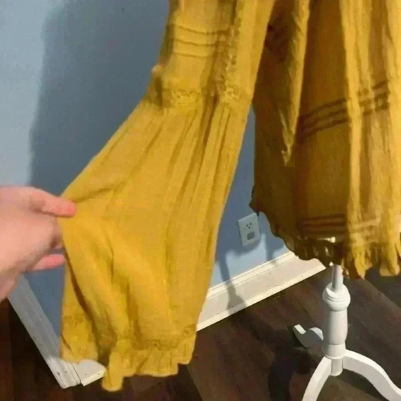 Free People Ladies Bell Sleeve Blouse
Yellow boho ruffle peasant Size Small - Picture 9 of 11